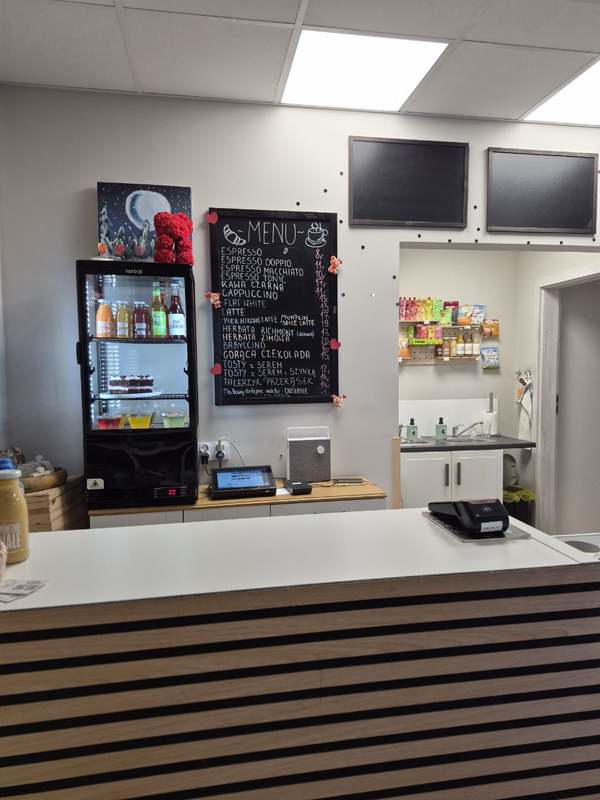 Wnętrze Kawiarni Kropka w Krakowie z ladą i menu