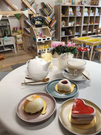 Herbata, kawa i desery na stole w kawiarni