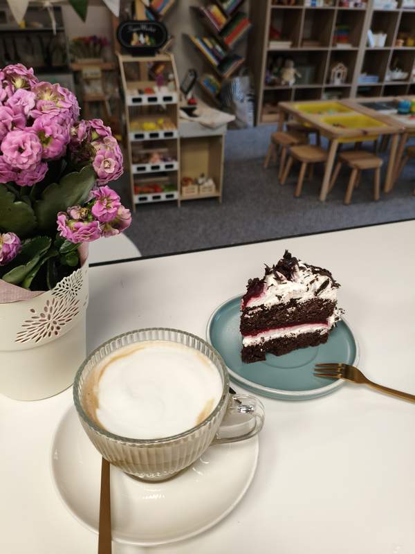 Tort i kawa podane w kawiarni przy ul. Wrocławskiej
