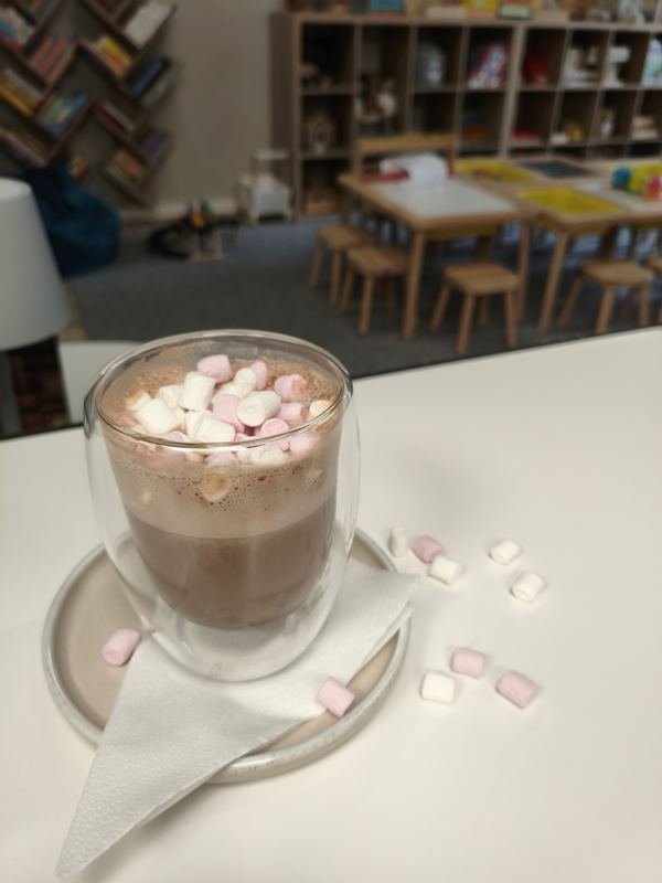 Gorąca czekolada i napoje dla dzieci w kawiarni